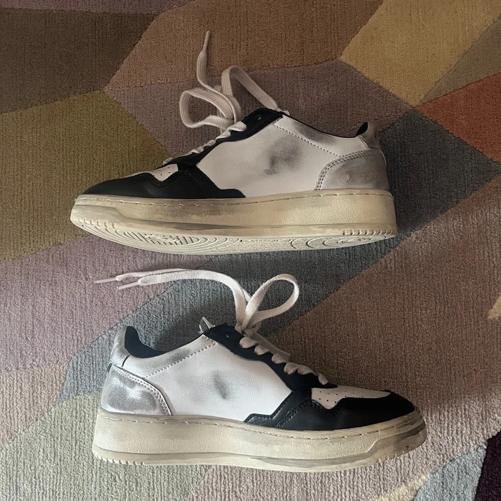 Autry Medalist Low Super Vintage Sneakers—White & Black Sliver